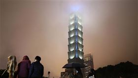 台北跨年夜  民眾四四南村等煙火（2）2022年即將到來，31日跨年夜台北信義區四四南村有不少民眾聚集在市府附近等待跨年瞬間，期待台北101精彩煙火秀登場。中央社記者張皓安攝  110年12月31日