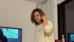 鄧福如PO出HowHow因為耳朵進水單腳猛跳的影片。（圖／翻攝自鄧福如臉書）