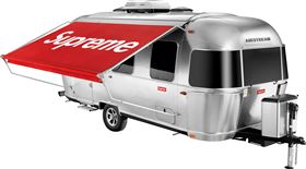▲Supreme X Airstream聯名露營拖車（圖／翻攝自Supreme官網）