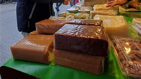 移台港人首過年  憶家鄉念親人盼他日再相聚（7）Jessica到不同攤販挑選紅糖年糕，希望可以尋找在香港吃慣的味道，一解她的思鄉之情。中央社記者陳沛冰台北攝  111年2月3日