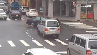 疑視線遭擋釀禍　騎士撞左轉轎車噴飛