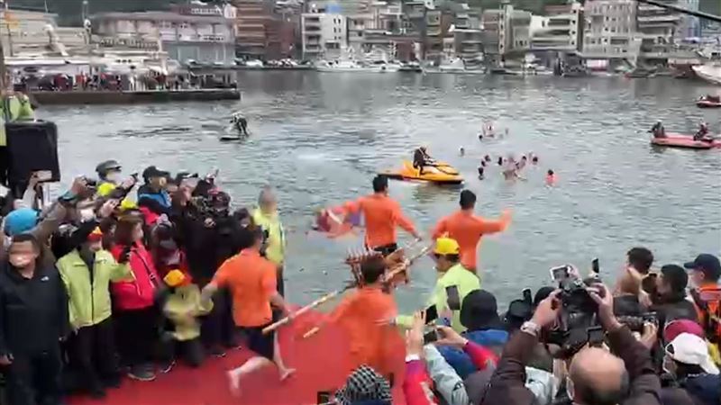 衝！野柳神明淨港鬧元宵　祈福求好運