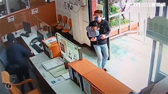 嬰口鼻噴血嚇壞爸　警急速開道送醫救