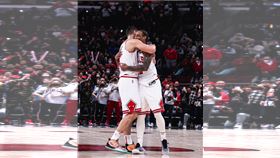 ▲德羅森（DeMar DeRozan）與烏切維奇（Nikola Vucevic）在場中擁抱。（圖／翻攝自公牛推特）