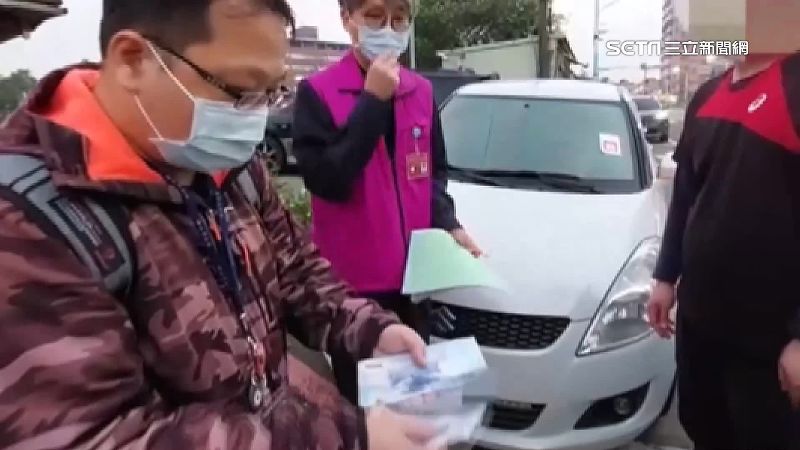 罰款未繳清遭扣車　男急捧現金救愛車