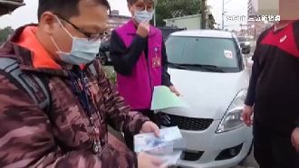 罰款未繳清遭扣車　男急捧現金救愛車