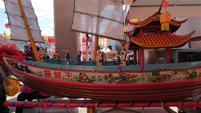 讓神明解悶！馬祖海祭備大哥大、電視
