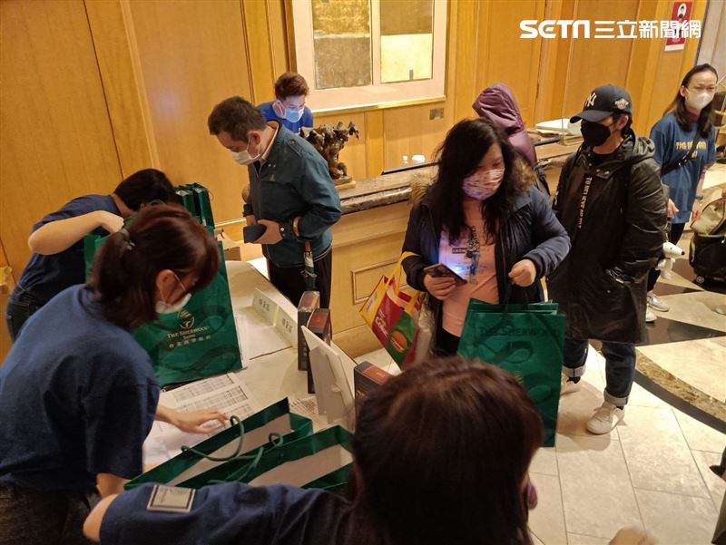 西華飯店熄燈當日引爆老饕們搶買牛肉麵，最後在廚師、員工們一起致謝消費者落幕。（資料照／記者陳韋帆攝影）