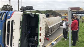 國道三號竹南交流道油罐車翻覆 翻攝畫面