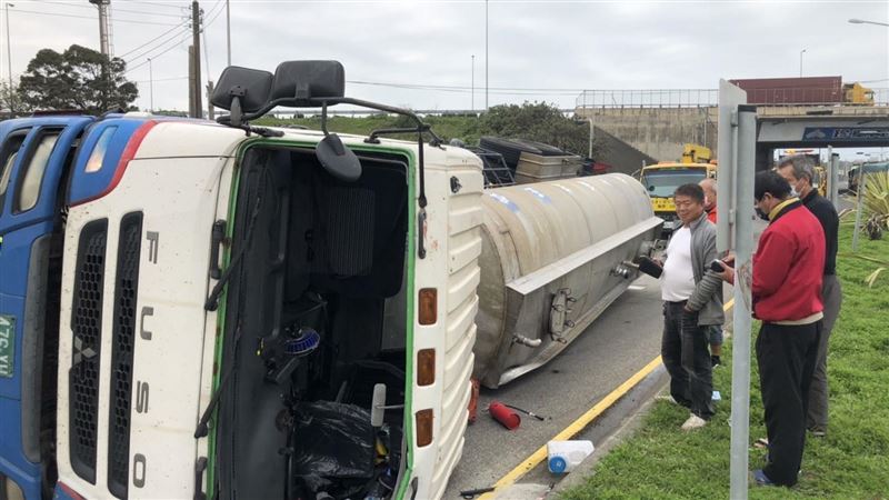 新／國3油罐車「運硫酸」整輛車翻覆