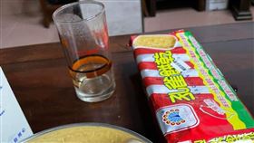 餅乾,牛奶,孔雀,王道,吃法(翻攝自 爆廢公社公開版)