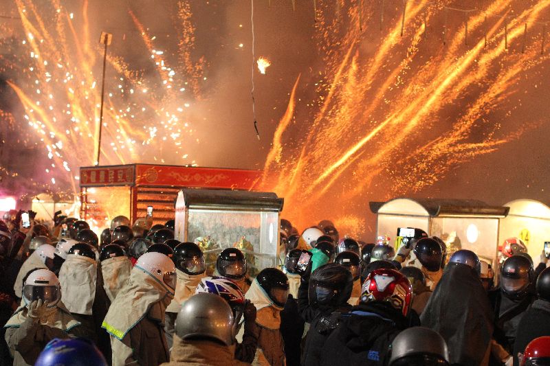 僅在元宵夜！鹽水蜂炮規模縮小仍壯觀