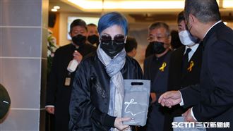 常楓告別式！張小燕藍髮哀戚現身