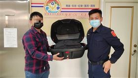  ▲有名博士生表示自己的筆電及IPAD不慎遺落在台中大甲南下路段，警方獲報後在屏東尋回遺失物。（圖／里港分局三和派出所提供）