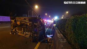 清晨趕上班國道失控翻車　夫慘死妻傷（圖／翻攝畫面）