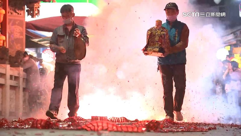 慈諴宮抱炸土地公　象徵越炸越好運