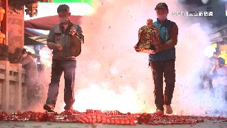 慈諴宮抱炸土地公　象徵越炸越好運