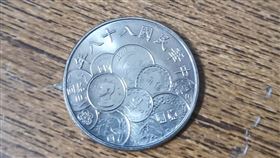  拿十元硬幣結帳被拒收　網揭驚人價值（圖／翻攝自臉書爆廢公社二館）