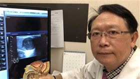 書田診所泌尿科主任醫師周固表示，王先生檢查時右側睪丸已經腫大。（圖／書田診所提供）