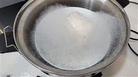 電鍋裡的饅頭忘記拿出來，打開出現「棉花糖」。（圖／翻攝自PTT）