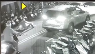 名車男醉撞情緒失控！大馬路揮拳毆頭