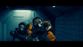 《雙子星計畫》男主角伊戈爾卡列斯科夫在外太空遭不明AI襲擊。（圖／台北双喜提供）