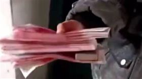 江蘇小學生到班上發紅包（圖／翻攝自微博）