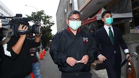 普悠瑪翻覆事故案  高院二審開庭（1）2018年台鐵普悠瑪列車翻覆事故案，台灣高等法院16日二審開庭，列車駕駛員尤振仲（中）結束庭訊後，面對媒體提問快步離開，未多作回應。中央社記者王騰毅攝  111年2月16日