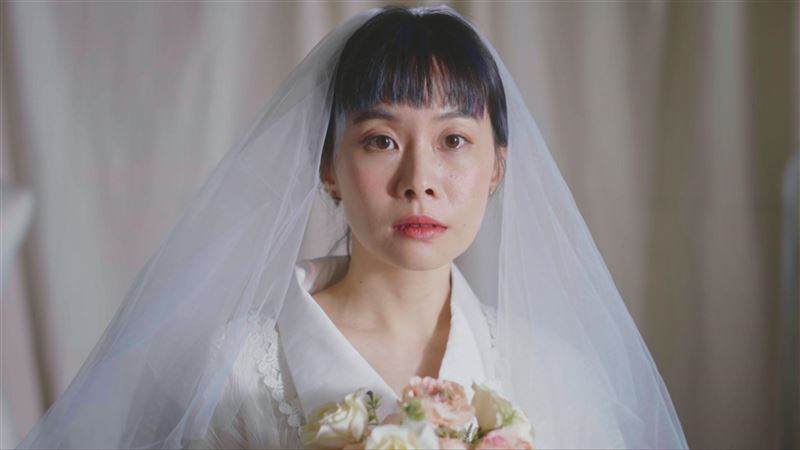 鄭宜農再披婚紗　造型師竟然手抖了