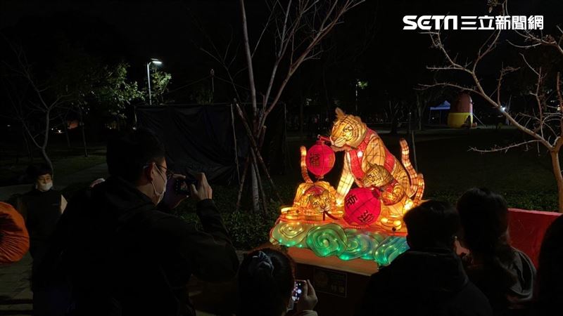 台北燈會最吸睛　民眾搶拍李宗瑞花燈