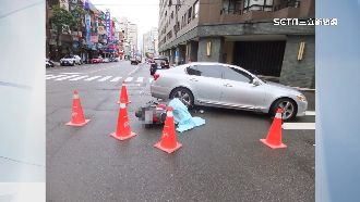 轎車左轉未禮讓　騎士急煞自摔卡車底