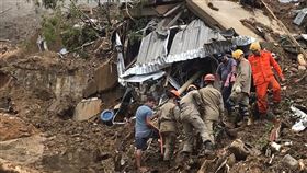 巴西貝德羅保利斯16日晚上降下大雨，引發洪水和土石流。（圖／翻攝自twitter.com/cbmerjoficial）
