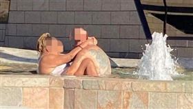 情侶商場噴水池享受魚水之歡。（圖／翻攝自Restaurant Deals Perth臉書）