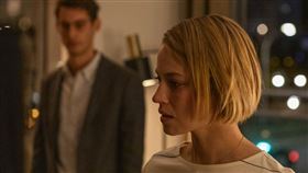 《黑盒線索》露德拉潔（右）與皮耶尼內（左）因為不同的工作立場，造就一觸即發的夫妻衝突。（圖／采昌提供）