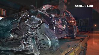 轎車自撞翻覆釀追撞　乘客噴飛至路肩