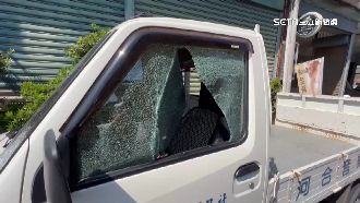 疑債務嫌隙！男深夜騎車持榔頭砸車窗