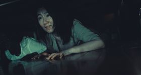 《頭七》Selina在老宅撞鬼。（圖／皮諾丘電影提供）