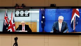 英國首相強生（左）和澳洲總理莫里森（右）17日視訊通話。（圖／翻攝自facebook.com/scottmorrisonmp）
