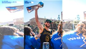 ▲超級盃MVP庫普（Cooper Kupp）封王遊行穿科比球衣致敬。（圖／翻攝自公羊推特）