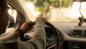 台灣與韓國17日簽署「國際駕照互相承認備忘錄」，持有韓國國際駕照的韓國民眾可直接在台灣開車。（圖／翻攝自Unsplash圖庫）
