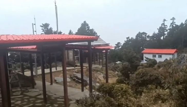 嘉明湖突飄雪30分鐘　山友嗨喊賺到