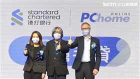 (圖說右起)渣打銀行總經理韓德聖,PChome網路家庭董事長詹宏志,渣打銀行消費金融私人理財暨中小企業銀行事業總處負責人林素真。（圖／記者戴玉翔攝影）