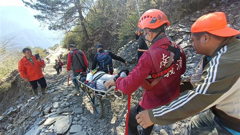 挺進丹大林道墜深谷　騎士無生命跡象