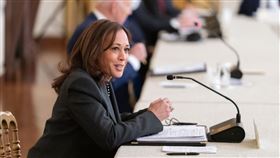 白宮官員表示，美國副總統賀錦麗（前）將在慕尼黑安全會議場邊和烏克蘭總統澤倫斯基會面。（圖／翻攝自twitter.com/VP）
