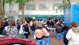 越南移工輸台恢復台灣自15日起恢復引進越南移工，河內市一家醫院16日湧入不少為了赴台工作而前往體檢的越南移工，不過目前越南勞務輸台市場並未立即活絡。（讀者提供）中央社記者陳家倫河內傳真  111年2月17日