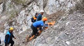 南投丹大林道，18K，天馬彎，50歲男子連人帶車墜谷死 (圖／南投縣消防局提供)