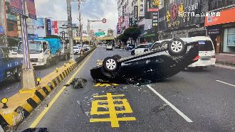 過彎自撞四輪朝天　車翻駕駛爬出脫困