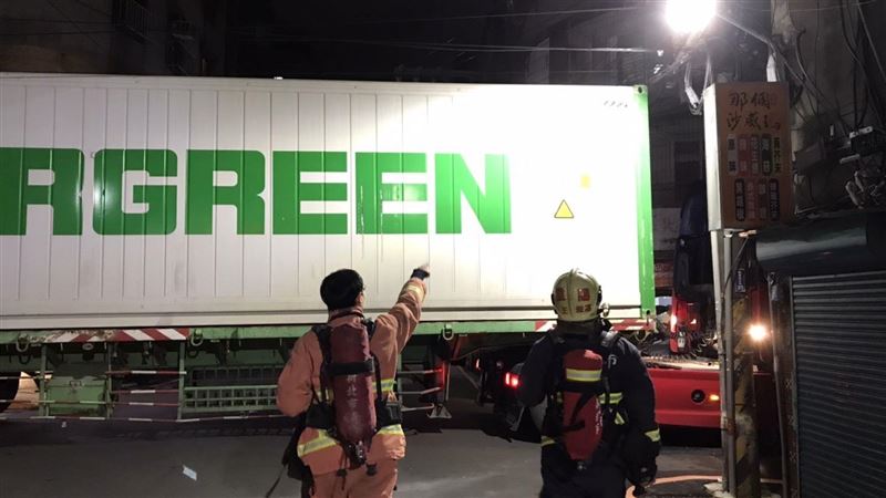 大排長榮三重版！　貨櫃車糗卡小巷間