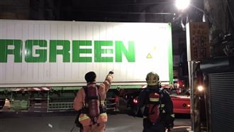 大排長榮三重版！　貨櫃車糗卡小巷間