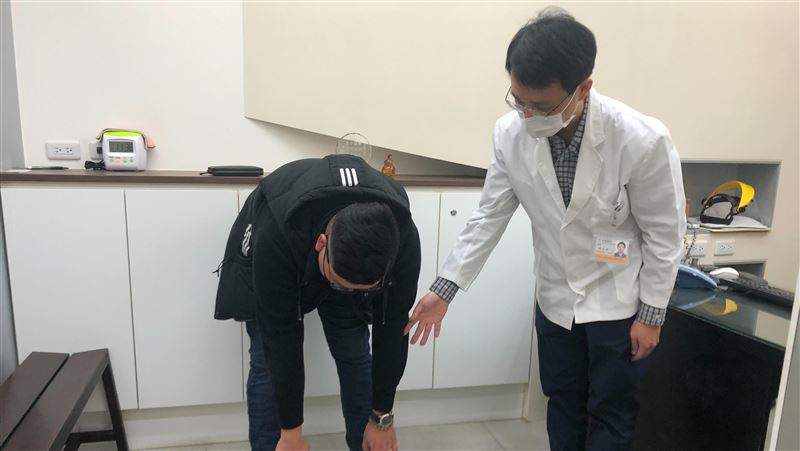 男患僵直性脊椎炎　醫用2招完美治療